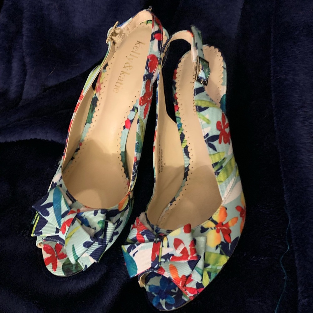 NWOT Floral shoe by Kelly&Katie